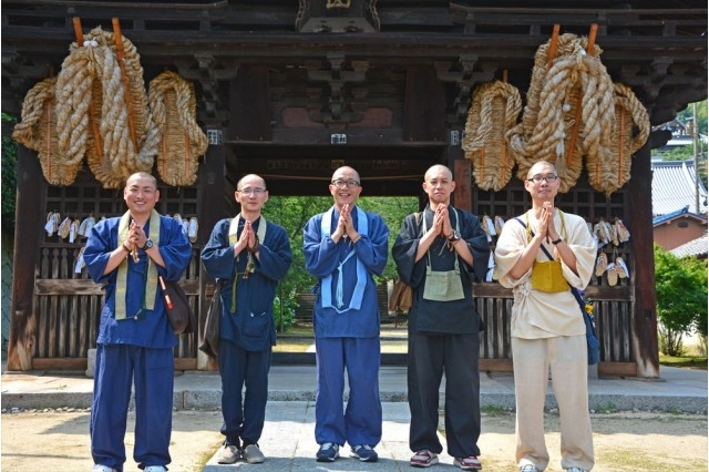 ガイドを務めるお坊さんたち（イメージ）