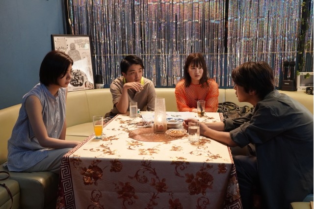 同窓会2次会のカラオケスナック(リンダリンダ)/『リライト』 配給:バンダイナムコフィルムワークス ©2025『リライト』製作委員会